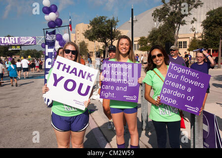 22. September 2012 San Antonio, Texas, USA - Teilnehmer an der Wanderung, Alzheimer Krankheit zu beenden. Mehr als 3.500 Menschen nahmen an der Wanderung / run Veranstaltung, die über $150.000 für die Alzheimer-Gesellschaft ausgelöst. Stockfoto