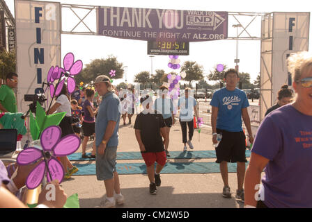 22. September 2012 San Antonio, Texas, USA - Teilnehmer an der Wanderung, Alzheimer Krankheit zu beenden. Mehr als 3.500 Menschen nahmen an der Wanderung / run Veranstaltung, die über $150.000 für die Alzheimer-Gesellschaft ausgelöst. Stockfoto