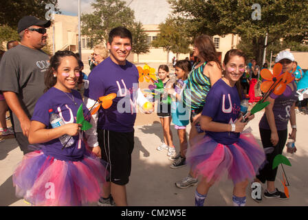 22. September 2012 San Antonio, Texas, USA - Teilnehmer an der Wanderung, Alzheimer Krankheit zu beenden. Mehr als 3.500 Menschen nahmen an der Wanderung / run Veranstaltung, die über $150.000 für die Alzheimer-Gesellschaft ausgelöst. Stockfoto