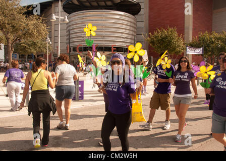 22. September 2012 San Antonio, Texas, USA - Teilnehmer an der Wanderung, Alzheimer Krankheit zu beenden. Mehr als 3.500 Menschen nahmen an der Wanderung / run Veranstaltung, die über $150.000 für die Alzheimer-Gesellschaft ausgelöst. Stockfoto