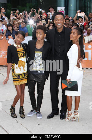 10. September 2012 - Toronto, ON, Kanada - Willow Smith, Jaden Smith, Will Smith, Jada Pinkett Smith in der "freien Angela & aller politischen Gefangenen" Premiere beim Toronto International Filmfestival 2012. (Kredit-Bild: © Dan Herrick/ZUMAPRESS.com) Stockfoto