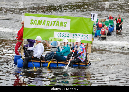 Chester, UK, Sonntag, 23. September 2012.  Die jährlichen Charity-Floß-Rennen auf dem Fluss Dee organisiert vom Rotary Club of Chester. Das Rennen wurde am 8. Juli läuft aber verschob sich aufgrund großer Niederschläge verursacht den Lauf des Flusses zu gefährlich. Teams treten hinter den Hainen, Wier neben Handbridge. Stockfoto