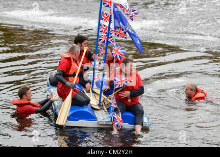 Chester, UK, Sonntag, 23. September 2012.  Die jährlichen Charity-Floß-Rennen auf dem Fluss Dee organisiert vom Rotary Club of Chester. Das Rennen wurde am 8. Juli läuft aber verschob sich aufgrund großer Niederschläge verursacht den Lauf des Flusses zu gefährlich. Teams treten hinter den Hainen, Wier neben Handbridge. Stockfoto