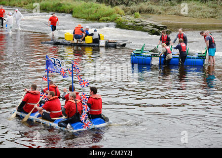 Chester, UK, Sonntag, 23. September 2012.  Die jährlichen Charity-Floß-Rennen auf dem Fluss Dee organisiert vom Rotary Club of Chester. Das Rennen wurde am 8. Juli läuft aber verschob sich aufgrund großer Niederschläge verursacht den Lauf des Flusses zu gefährlich. Teams treten hinter den Hainen, Wier neben Handbridge. Stockfoto