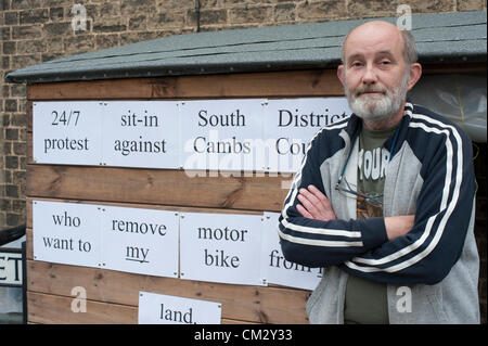 Steve Redman der Kirche Straße Willingham in der Nähe von Cambridge UK beginnt ein Sit-in 24/7 Leben in seinem Schuppen 23. September 2012. Er verbrachte einen Monat Gebäude die mageren, Motorradgarage auf was er glaubt, ist sein Land, sondern wurde gebeten, es zu entfernen, trotz vorgeschlagenen Entspannung in Planung Gesetze, von South Cambridgeshire District Council. Stockfoto