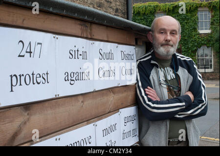 Steve Redman der Kirche Straße Willingham in der Nähe von Cambridge UK beginnt ein Sit-in 24/7 Leben in seinem Schuppen 23. September 2012. Er verbrachte einen Monat Gebäude die mageren, Motorradgarage auf was er glaubt, ist sein Land, sondern wurde gebeten, es zu entfernen, trotz vorgeschlagenen Entspannung in Planung Gesetze, von South Cambridgeshire District Council. Stockfoto