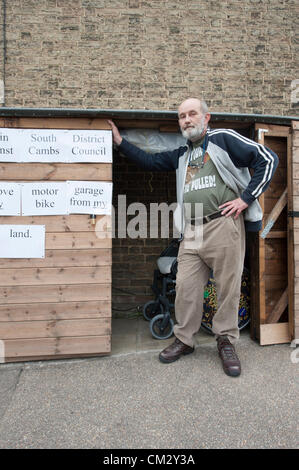 Steve Redman der Kirche Straße Willingham in der Nähe von Cambridge UK beginnt ein Sit-in 24/7 Leben in seinem Schuppen 23. September 2012. Er verbrachte einen Monat Gebäude die mageren, Motorradgarage auf was er glaubt, ist sein Land, sondern wurde gebeten, es zu entfernen, trotz vorgeschlagenen Entspannung in Planung Gesetze, von South Cambridgeshire District Council. Stockfoto