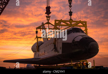 NASA Space-Shuttle Endeavour ist aus der 747 Shuttle Carrier Aircraft entfernt und auf die über Land-Transporter in Vorbereitung auf den Transport 22. September 2012 in Los Angeles, Kalifornien. Endeavour wird nun in das California Science Museum auf der Straße Anfang Oktober verschoben werden. Stockfoto