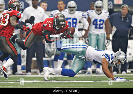 23. September 2012 - Florida, fängt USA - Tampa Bay Buccaneers Cornerback Aqib Talib (25) einen Pass für Dallas Cowboys Wide Receiver Miles Austin (19) im ersten Quartal vorgesehen. Die Bucs erzielte auf dem daraus resultierenden Laufwerk. ZUERST spielen eine halbe Aktion: Die Tampa Bay Buccaneers die Dallas Cowboys im Cowboys Stadium in Arlington, Texas. Nach der ersten Hälfte sind die Dallas Cowboys bis 10-7. (Kredit-Bild: © Daniel Wallace/Tampa Bay Times/ZUMAPRESS.com) Stockfoto