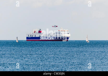 Irische Küstenwache Hubschrauber schwebt über eine Fähre während einer gemeinsamen Übung für alle Rettungsdienste. Stockfoto