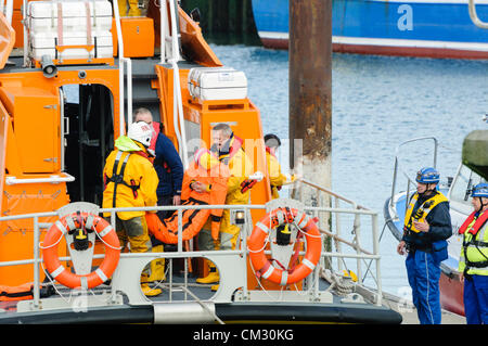 Bangor, County Down. 23.09.2012 - wiederherstellen Larne Rettungsboot ein Körpers (Dummy) vom Meer entfernt.  Notdienste halten 'Operation Diamond", einer gemeinsamen Übung vor der Küste von North Down. Stockfoto