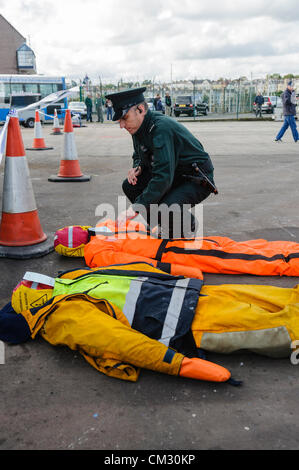 Bangor, County Down. 23.09.2012 - Polizist prüft wiederhergestellten Dummy-Gremien und Identifikation. Notdienste halten 'Operation Diamond", einer gemeinsamen Übung vor der Küste von North Down. Während der Operation, eine simulierte Zusammenstoß zwischen einer Fähre mit 65 Passagiere und Besatzung und ein kleineres Boot aktiviert alle Zweige der Rettungsdienste, Aktionen zu koordinieren. Stockfoto