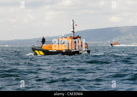 Bangor, County Down. 23.09.2012 - Belfast Pilot Bootscrew Scannen das Meer nach Überlebenden und Körper.  Notdienste halten 'Operation Diamond", einer gemeinsamen Übung vor der Küste von North Down. Stockfoto