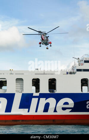 Bangor, County Down. 23.09.2012 - schwebt Royal Navy Sea King Hubschrauber Rettung 177 über einem angeschlagenen Fähre während einer Übung Stockfoto