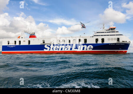 Bangor, County Down. 23.09.2012 - schwebt Royal Navy Sea King Hubschrauber Rettung 177 über einem angeschlagenen Fähre während einer Übung Stockfoto