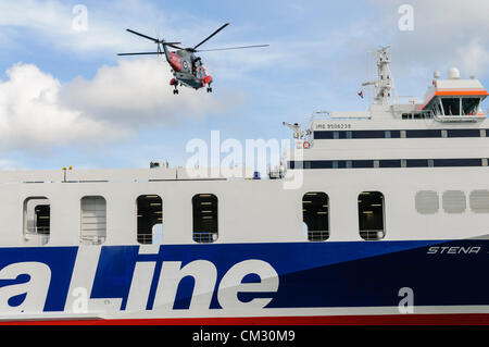Bangor, County Down. 23.09.2012 - schwebt Royal Navy Sea King Hubschrauber Rettung 177 über einem angeschlagenen Fähre während einer Übung Stockfoto