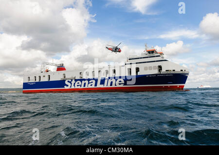 Bangor, County Down. 23.09.2012 - schwebt Royal Navy Sea King Hubschrauber Rettung 177 über einem angeschlagenen Fähre während einer Übung Stockfoto
