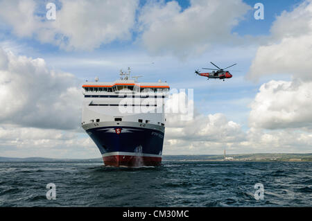 Bangor, County Down. 23.09.2012 - schwebt Royal Navy Sea King Hubschrauber Rettung 177 über einem angeschlagenen Fähre während einer Übung Stockfoto