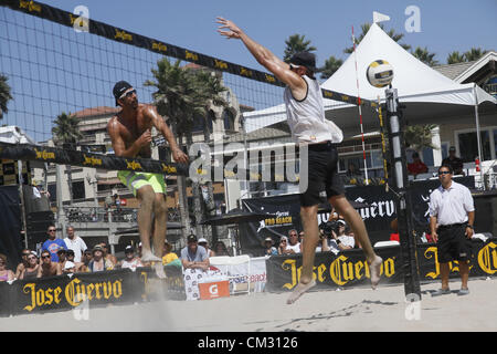 23. September 2012 - Huntington Beach, Kalifornien, USA - spikes Sean Rosenthal einen Ball vorbei Brad Keenan während der Herren Halbfinale bei der 2012 Jose Cuervo Pro Beach-Volleyball Meisterschaft Turnier in Huntington Beach, Kalifornien, 23. September 2012. Rosenthal und Partner Jake Gibb, der amtierende Meister der FIVB Swatch World Tour, besiegte Keenan und John Mayer. Nächstes Jahr wird Rosenthal mit Phil Dalhausser partner. (Kredit-Bild: © Jeremy Breningstall/ZUMAPRESS.com) Stockfoto