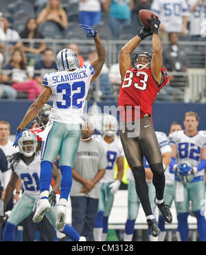 23. September 2012 - Florida, USA - Tampa Bay Buccaneers Wide Receiver Vincent Jackson (83) Sprünge, einen 29-Yard-Pass von Quarterback Josh Freeman (5) am vierten Down des endgültigen Bucs Besitzes, fangen, wie Dallas Cowboys Cornerback Orlando Scandrick (32) schließt. ZWEITE Hälfte Aktion: Die Tampa Bay Buccaneers spielen die Dallas Cowboys im Cowboys Stadium in Arlington, Texas. Die Dallas Cowboys gewann 16-10. (Kredit-Bild: © Daniel Wallace/Tampa Bay Times/ZUMAPRESS.com) Stockfoto