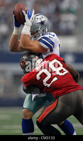 23. September 2012 ist - Dallas, Florida, USA - Dallas Cowboys Linebacker Sean LeeÃŠ(50) von Runningback D.J. Ware (28) getroffen, als er einen Pass in der ersten Hälfte abfängt.  Die Tampa Bay Buccaneers spielen die Dallas Cowboys im Cowboys Stadium in Arlington, Texas. BRUCE MOYER, Zeiten (Kredit-Bild: © Bruce Moyer/Tampa Bay Times/ZUMAPRESS.com) Stockfoto