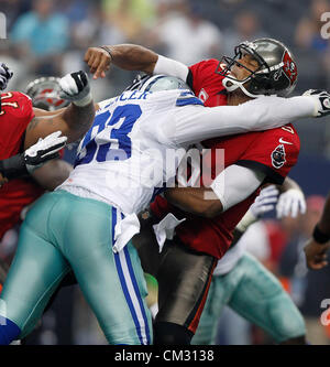 23. September 2012 ist von Linebacker Anthony Spencer (93) - Dallas, Florida, USA - Tampa Bay Buccaneers Quarterback Josh Freeman (5) getroffen, als Treffer in der ersten Hälfte aus einen Pass erhält. Die Tampa Bay Buccaneers spielen die Dallas Cowboys im Cowboys Stadium in Arlington, Texas. BRUCE MOYER, Zeiten (Kredit-Bild: © Bruce Moyer/Tampa Bay Times/ZUMAPRESS.com) Stockfoto