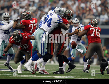 23. September 2012 befummelt - Dallas, Florida, USA - Tampa Bay Buccaneers Quarterback Josh Freeman (5) da er sacked durch Linebacker DeMarcus Ware (94) ist in der ersten Hälfte. Die Tampa Bay Buccaneers spielen die Dallas Cowboys im Cowboys Stadium in Arlington, Texas. BRUCE MOYER, Zeiten (Kredit-Bild: © Bruce Moyer/Tampa Bay Times/ZUMAPRESS.com) Stockfoto