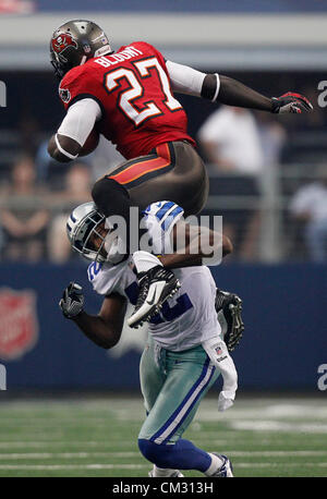 23. September 2012 versucht - Dallas, Florida, USA - Tampa Bay Buccaneers Runningback LeGarrette Blount (27) zu überspringen, Cornerback Orlando Scandrick (32) in der ersten Hälfte. Die Tampa Bay Buccaneers spielen die Dallas Cowboys im Cowboys Stadium in Arlington, Texas. BRUCE MOYER, Zeiten (Kredit-Bild: © Bruce Moyer/Tampa Bay Times/ZUMAPRESS.com) Stockfoto