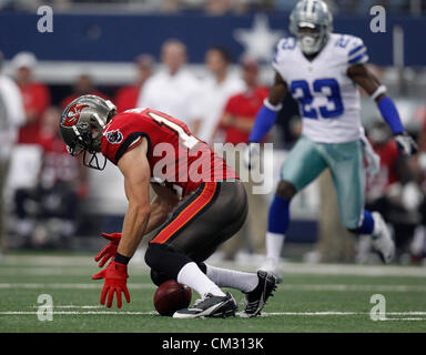 23. September 2012 befummelt - Dallas, Florida, USA - Tampa Bay Buccaneers Wide Receiver Jordan Shipley (12) einen Punt return in der ersten Hälfte. Die Tampa Bay Buccaneers spielen die Dallas Cowboys im Cowboys Stadium in Arlington, Texas. BRUCE MOYER, Zeiten (Kredit-Bild: © Bruce Moyer/Tampa Bay Times/ZUMAPRESS.com) Stockfoto