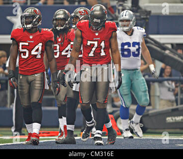 23. September 2012 - Florida, USA - Tampa Bay Buccaneers Linebacker Lavonte David (54), defensive beenden Adrian Clayborn (94), Linebacker Mason Foster (59) und defensive End Michael Bennett (71) reagieren auf einen Touchdown durch Dallas Cowboys Runningback DeMarco Murray (29) im ersten Quartal. ZUERST spielen eine halbe Aktion: Die Tampa Bay Buccaneers die Dallas Cowboys im Cowboys Stadium in Arlington, Texas. Nach der ersten Hälfte sind die Dallas Cowboys bis 10-7. (Kredit-Bild: © Daniel Wallace/Tampa Bay Times/ZUMAPRESS.com) Stockfoto