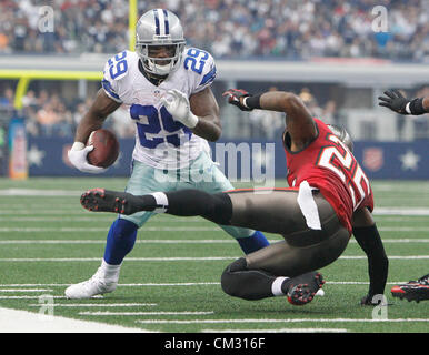 23. September 2012 - Florida, USA - Dallas Cowboys Runningback DeMarco Murray (29) versucht zu vermeiden, Tampa Bay Buccaneers Cornerback Aqib Talib (25) wie He Gewinne 14 Yards im ersten Quartal ein Touchdown-Laufwerk am Leben zu halten für die Cowboys. ZUERST spielen eine halbe Aktion: Die Tampa Bay Buccaneers die Dallas Cowboys im Cowboys Stadium in Arlington, Texas. Nach der ersten Hälfte sind die Dallas Cowboys bis 10-7. (Kredit-Bild: © Daniel Wallace/Tampa Bay Times/ZUMAPRESS.com) Stockfoto