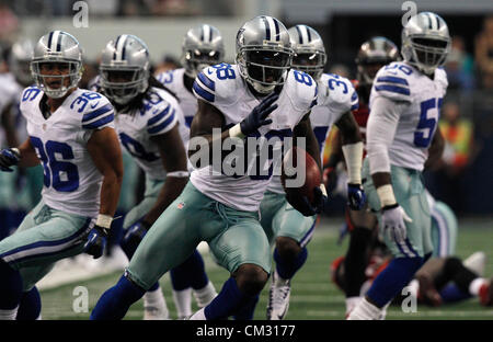 23. September 2012 wechselt - Dallas, Florida, USA - Dallas Cowboys Wide Receiver Dez Bryant (88) einen Punt im 4. Quartal die Cowboys letzten Fieldgoal einrichten. Die Tampa Bay Buccaneers spielen die Dallas Cowboys im Cowboys Stadium in Arlington, Texas. BRUCE MOYER, Zeiten (Kredit-Bild: © Bruce Moyer/Tampa Bay Times/ZUMAPRESS.com) Stockfoto