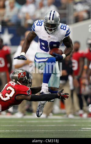 23. September 2012 versucht - Dallas, Florida, USA - Dallas Cowboys Wide Receiver Dez Bryant (88), über Sicherheit Ahmad Black (43) springen nach dem Fang eines Pass in die Secong halb. Die Tampa Bay Buccaneers spielen die Dallas Cowboys im Cowboys Stadium in Arlington, Texas. BRUCE MOYER, Zeiten (Kredit-Bild: © Bruce Moyer/Tampa Bay Times/ZUMAPRESS.com) Stockfoto