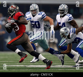 23. September 2012 - Dallas, Florida, USA - Tampa Bay Buccaneers Wide Receiver Mike Williams (19) gejagt nach dem Fang eines kurzen Pass in der ersten Hälfte von Linebacker Sean LeeÃŠ(50). Die Tampa Bay Buccaneers spielen die Dallas Cowboys im Cowboys Stadium in Arlington, Texas. BRUCE MOYER, Zeiten (Kredit-Bild: © Bruce Moyer/Tampa Bay Times/ZUMAPRESS.com) Stockfoto