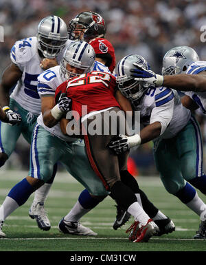 23. September 2012 wird im dritten Quartal - Dallas, Florida, USA - Tampa Bay Buccaneers Runningback Doug Martin (22) von Dallas Cowboys defensive End Tyrone Crawford (70) und defensive End Jason Hatcher (97) gestoppt. Die Tampa Bay Buccaneers spielen die Dallas Cowboys im Cowboys Stadium in Arlington, Texas. BRUCE MOYER, Zeiten (Kredit-Bild: © Bruce Moyer/Tampa Bay Times/ZUMAPRESS.com) Stockfoto