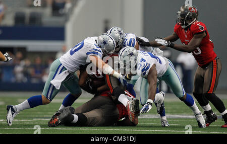 23. September 2012 - Dallas, Florida, USA - Tampa Bay Buccaneers Runningback Doug Martin (22) von der Dallas Cowboys Defense in der zweiten Hälfte verschlungen ist. Dallas Cowboys Linebacker Sean LeeÃŠ(50), Cornerback, die Orlando Scandrick (32) und Linebacker Bruce Carter (54) für die Bekämpfung zu kombinieren. Die Tampa Bay Buccaneers spielen die Dallas Cowboys im Cowboys Stadium in Arlington, Texas. BRUCE MOYER, Zeiten (Kredit-Bild: © Bruce Moyer/Tampa Bay Times/ZUMAPRESS.com) Stockfoto