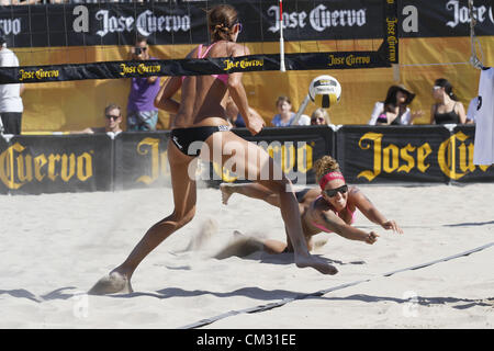 23. September 2012 - Huntington Beach, Kalifornien, USA - Whitney Pavlik Tauchgänge zum Schutz gegen die Linie auf dem Weg zum Gewinn der Jose Cuervo nationalen Meisterschaft im Frauen Beach-Volleyball mit Partner Jenny Kropp. Pavlk und Kropp besiegte Lauren Fendrick und Rachel Scott im Finale. Das Turnier fand am Strand neben dem Pier in Huntington Beach, Kalifornien, 23. September 2012. (Kredit-Bild: © Jeremy Breningstall/ZUMAPRESS.com) Stockfoto