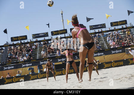 23. September 2012 - Huntington Beach, Kalifornien, USA - Whitney Pavlik dient den Ball auf dem Weg zum Gewinn der Jose Cuervo nationalen Meisterschaft im Frauen Beach-Volleyball mit Partner Jenny Kropp. Pavlk und Kropp besiegte Lauren Fendrick und Rachel Scott im Finale. Das Turnier fand am Strand neben dem Pier in Huntington Beach, Kalifornien, 23. September 2012. (Kredit-Bild: © Jeremy Breningstall/ZUMAPRESS.com) Stockfoto