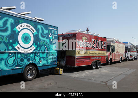 EL MONTE, Kalifornien, USA - 23. September 2012 - eine breite Auswahl von seltenen Oldtimer-Flugzeuge und Autos auf dem Display an der El Monte Airshow am 23. September 2012. Stockfoto