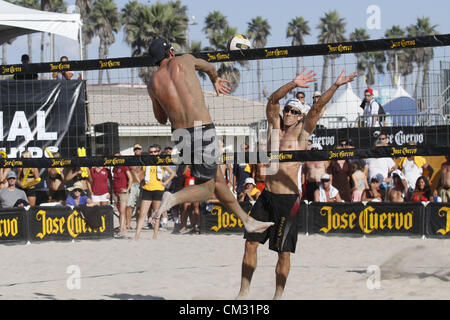 23. September 2012 - Huntington Beach, Kalifornien, USA - Sean Rosenthal (links) schlug ein paar harte Spitzen aber es reichte, als Sean Scott (rechts) und Partner John Hyden Rosenthal und Jake Gibb in der Herren Finale bei der Jose Cuervo Pro Beach Volleyball Meisterschaften in Huntington Beach, Kalifornien, 23. September 2012 besiegte. (Kredit-Bild: © Jeremy Breningstall/ZUMAPRESS.com) Stockfoto