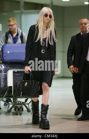 Taylor Momsen, 24. September 2012, Chiba, Japan - US-Schauspielerin, Musikerin und Model, Taylor Momsen, kommt am Tokyo Narita International Airport. Die American Star Gossip Girl und Pretty Reckless ist in Japan, die Samantha Thavasa Marke zu fördern. Sie ist die jüngste in einer langen Reihe von internationalen Stars der japanischen Handtasche Marke zugeordnet werden soll. (Foto: AFLO) Stockfoto