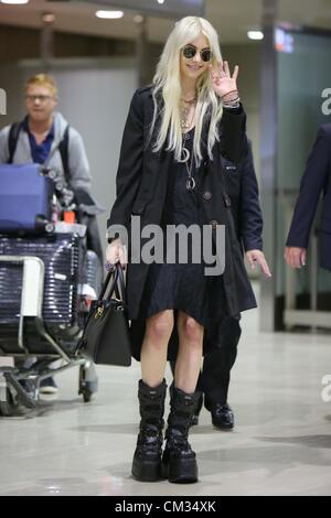 Taylor Momsen, 24. September 2012, Chiba, Japan - US-Schauspielerin, Musikerin und Model, Taylor Momsen, kommt am Tokyo Narita International Airport. Die American Star Gossip Girl und Pretty Reckless ist in Japan, die Samantha Thavasa Marke zu fördern. Sie ist die jüngste in einer langen Reihe von internationalen Stars der japanischen Handtasche Marke zugeordnet werden soll. (Foto: AFLO) Stockfoto