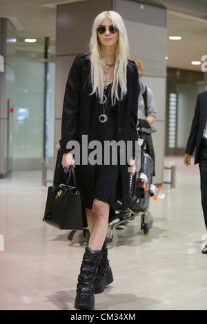 Taylor Momsen, 24. September 2012, Chiba, Japan - US-Schauspielerin, Musikerin und Model, Taylor Momsen, kommt am Tokyo Narita International Airport. Die American Star Gossip Girl und Pretty Reckless ist in Japan, die Samantha Thavasa Marke zu fördern. Sie ist die jüngste in einer langen Reihe von internationalen Stars der japanischen Handtasche Marke zugeordnet werden soll. (Foto: AFLO) Stockfoto