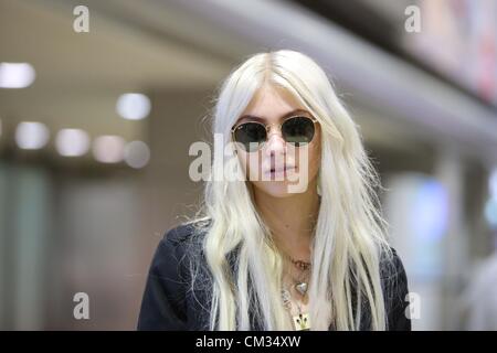 Taylor Momsen, 24. September 2012, Chiba, Japan - US-Schauspielerin, Musikerin und Model, Taylor Momsen, kommt am Tokyo Narita International Airport. Die American Star Gossip Girl und Pretty Reckless ist in Japan, die Samantha Thavasa Marke zu fördern. Sie ist die jüngste in einer langen Reihe von internationalen Stars der japanischen Handtasche Marke zugeordnet werden soll. (Foto: AFLO) Stockfoto