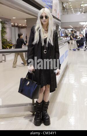 Taylor Momsen, 24. September 2012, Chiba, Japan - US-Schauspielerin, Musikerin und Model, Taylor Momsen, kommt am Tokyo Narita International Airport. Die American Star Gossip Girl und Pretty Reckless ist in Japan, die Samantha Thavasa Marke zu fördern. Sie ist die jüngste in einer langen Reihe von internationalen Stars der japanischen Handtasche Marke zugeordnet werden soll. (Foto: AFLO) Stockfoto