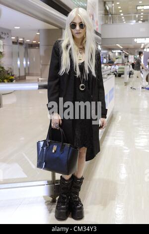 Taylor Momsen, 24. September 2012, Chiba, Japan - US-Schauspielerin, Musikerin und Model, Taylor Momsen, kommt am Tokyo Narita International Airport. Die American Star Gossip Girl und Pretty Reckless ist in Japan, die Samantha Thavasa Marke zu fördern. Sie ist die jüngste in einer langen Reihe von internationalen Stars der japanischen Handtasche Marke zugeordnet werden soll. (Foto: AFLO) Stockfoto