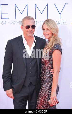 Kevin Costner Christine Baumgartner arrivals64th Primetime Emmy Awards - Ankünfte Nokia Theatre L.A. LIVE Los Angeles CA Stockfoto