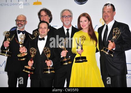 Steven Shareshian Jay Roach Danny Strong Gary Goetzman Julianne Moore Tom Hanks Inpress room64th Primetime Emmy Awards - Presse Stockfoto