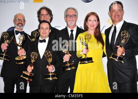 Steven Shareshian Jay Roach Danny Strong Gary Goetzman Julianne Moore Tom Hanks Inpress room64th Primetime Emmy Awards - Presse Stockfoto