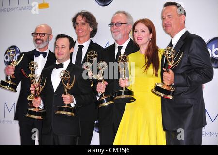 Steven Shareshian Jay Roach Danny Strong Gary Goetzman Julianne Moore Tom Hanks Inpress room64th Primetime Emmy Awards - Presse Stockfoto